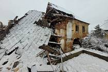 Ve Cvikově se v sobotu zřítila část domu v Mlýnské ulici. Objekt čeká demolice.