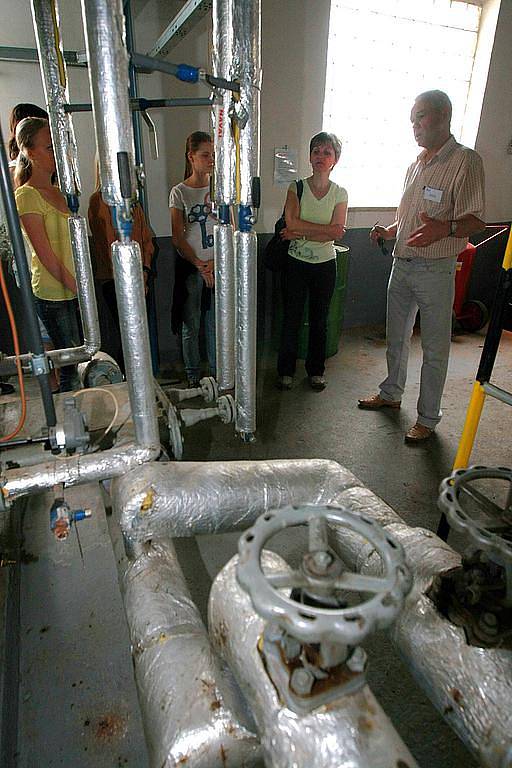V průběhu prohlídky se návštěvníci dozvěděli, jak fungují nové kogenerační motory, které vyrábí z elektřiny teplo.
