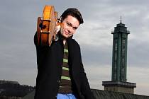 Jiří Vodička je od roku 2015 koncertním mistrem České filharmonie, ale k nejvyhledávanějším českým houslistům patří i jako sólista a komorní hráč. 