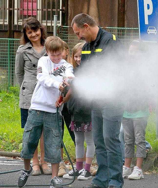 Oblastní spolek Českého červeného kříže společně s hasiči, policisty a záchranáři pripravil nejen ukázky první pomoci, kterou si mohli příchozí sami vyzkoušet, ale k vidění byla také profesionální záchranářská technika. 