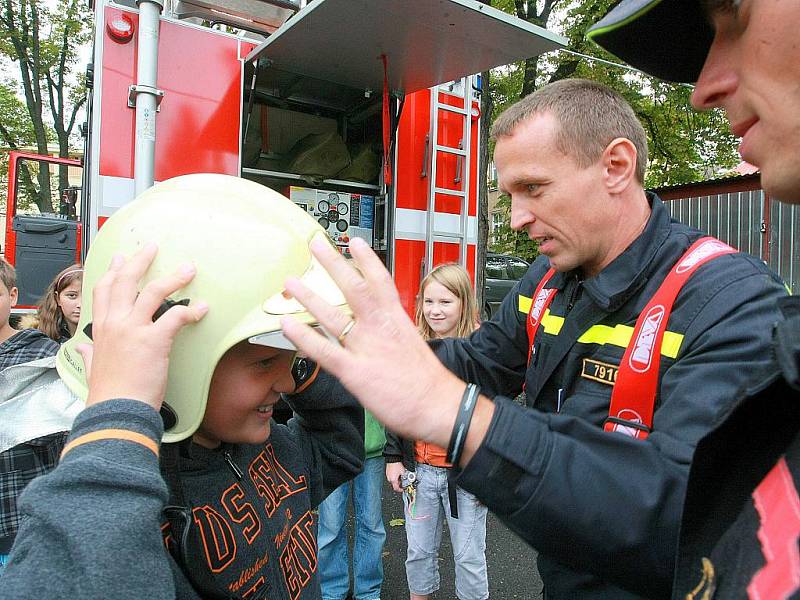 Oblastní spolek Českého červeného kříže společně s hasiči, policisty a záchranáři pripravil nejen ukázky první pomoci, kterou si mohli příchozí sami vyzkoušet, ale k vidění byla také profesionální záchranářská technika. 