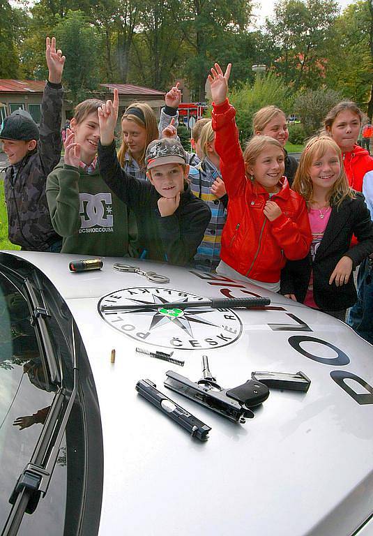 Oblastní spolek Českého červeného kříže společně s hasiči, policisty a záchranáři pripravil nejen ukázky první pomoci, kterou si mohli příchozí sami vyzkoušet, ale k vidění byla také profesionální záchranářská technika. 