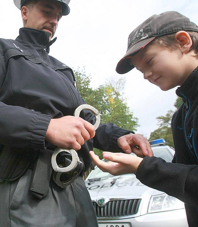 Oblastní spolek Českého červeného kříže společně s hasiči, policisty a záchranáři pripravil nejen ukázky první pomoci, kterou si mohli příchozí sami vyzkoušet, ale k vidění byla také profesionální záchranářská technika. 