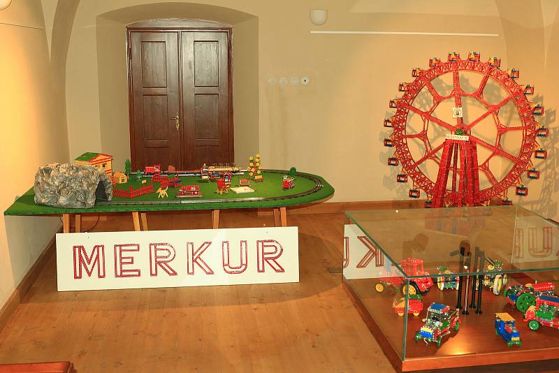 Výstava Fenomén Merkur bude v dokském zámku otevřená až do konce srpna.