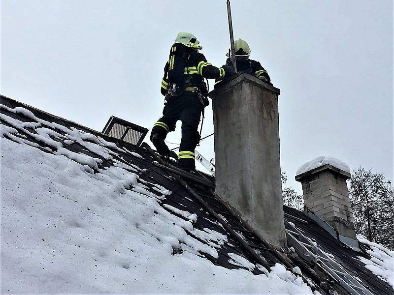 Hořící saze vyděsí. Hasiči i kominíci mají plné ruce práce.