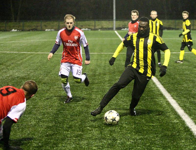 Fotbalisté Šluknova (červené dresy) prohráli se Stráží pod Ralskem 1:2.