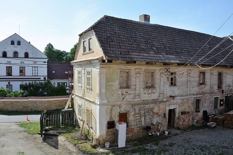 Praktický seminář Obnova historických fasád pro výkonné úředníky uspořádal Národní památkový ústav. Vyzkoušeli si tradiční řemeslné postupy používané při opravě fasád památek.