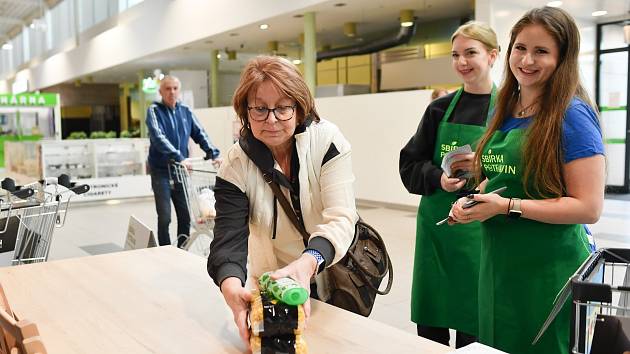 V sobotu 13. dubna byla v hypermarketu Albert v České Lípě pořádána jarní Sbírka potravin, která přinesla do liberecké potravinové banky hned stovku banánových krabic potravin.