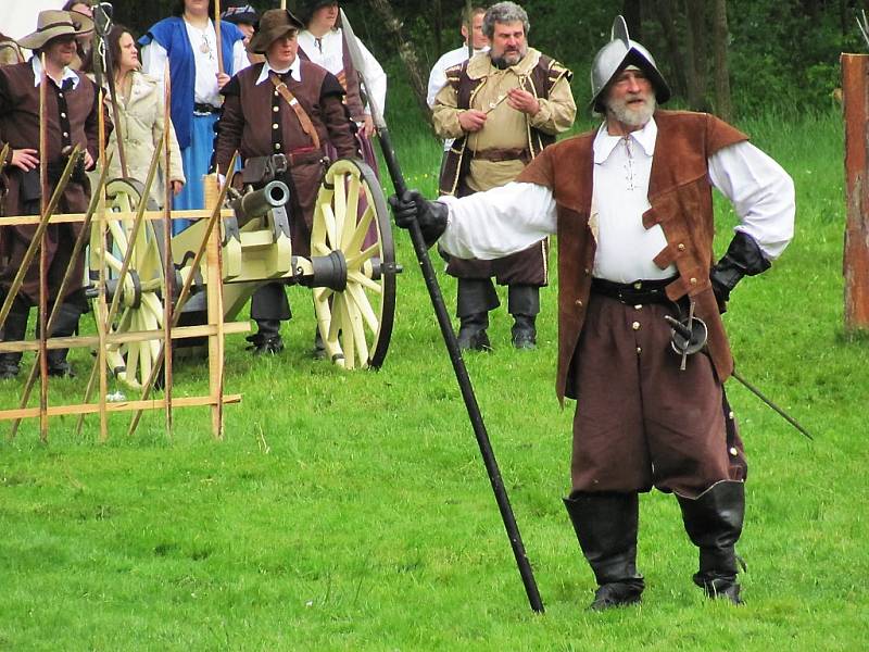 Skupina historického šermu Garde pořádala v sobotu tradiční Cvikovské hřmění - bitvu z období třicetileté války. 