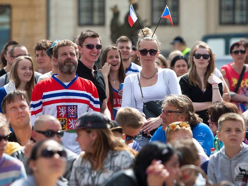 Sobotní atmosféra byla ještě plná naděje, fanoušci co pár minut skandovali a hlasitě komentovali dění na ledě.