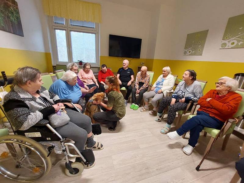 Sociální služby města Mimoň začínají využívat canisterapii. Za seniory dorazila cvičená Bezinka.