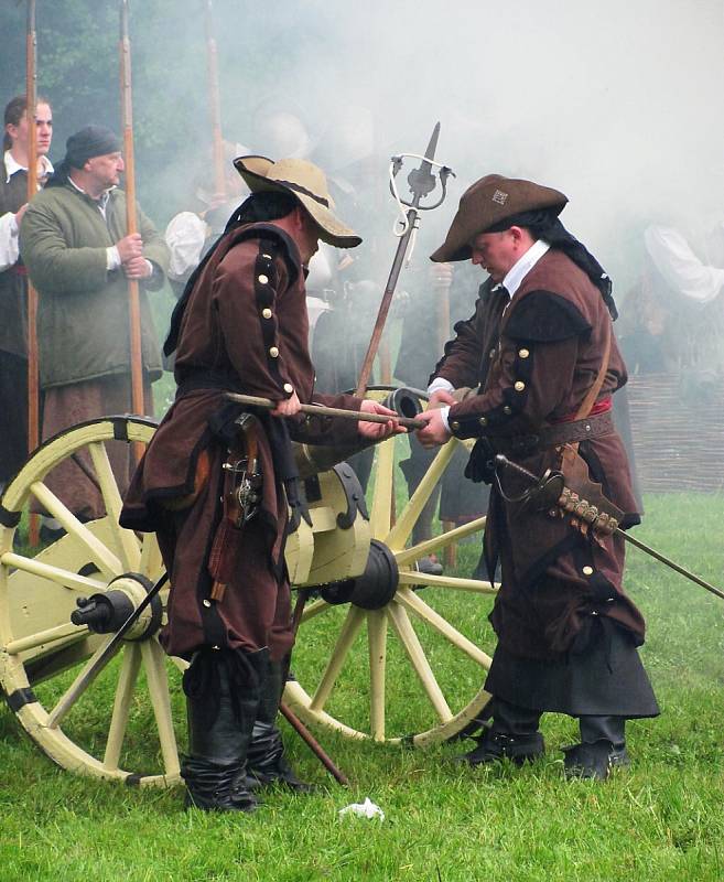 Skupina historického šermu Garde pořádala v sobotu tradiční Cvikovské hřmění - bitvu z období třicetileté války. 