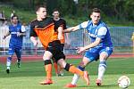 Česká Lípa - Skalice 2:1. Střelec vyrovnávací branky Ladra v souboji s hostujícím Ottou (v oranžovém).