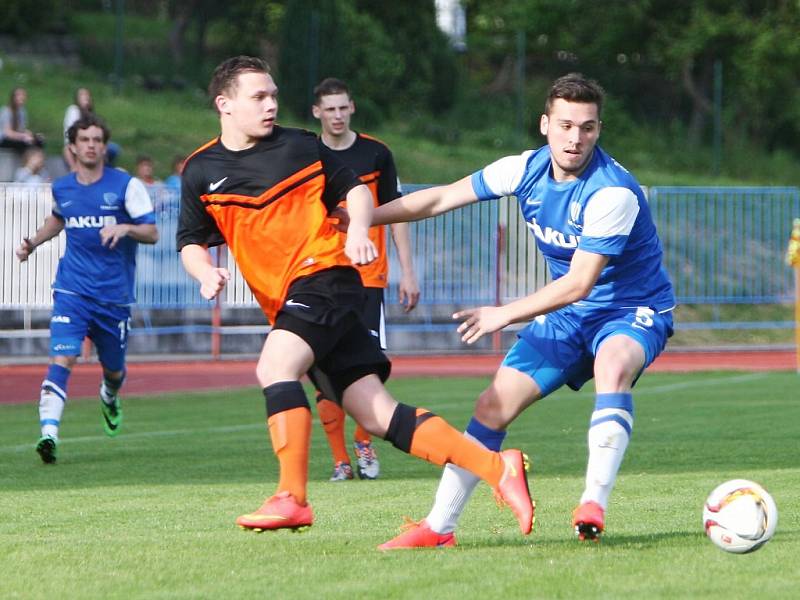 Česká Lípa - Skalice 2:1. Střelec vyrovnávací branky Ladra v souboji s hostujícím Ottou (v oranžovém).