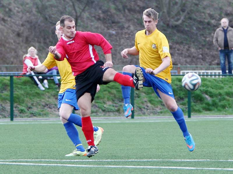 Lokomotiva Česká Lípa - Bulovka 0:0. Hostující Capulič odvrací míč před Nevrlým.