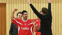 Do finále krajského poháru FAČR postoupily Fazole přes Démony. Fazole se radují z vítězství.