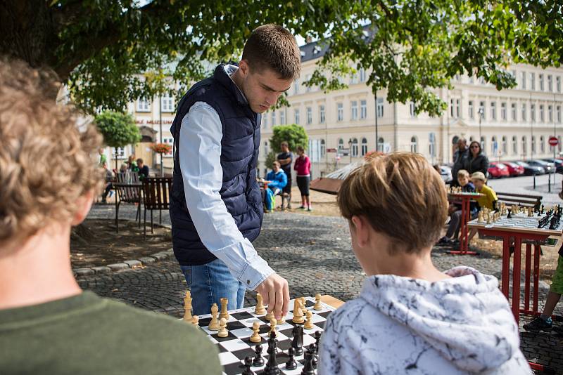 Pod lípou na náměstí hrál simultánku také Nitzan Steinberg.