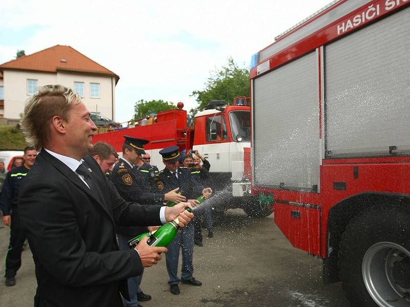 Dobrovolní hasiči ze Skalice u České Lípy mají patřičné zázemí i úplně nový zásahový vůz Tatra CAS 20, speciálně vybavený na zásahy během povodní.