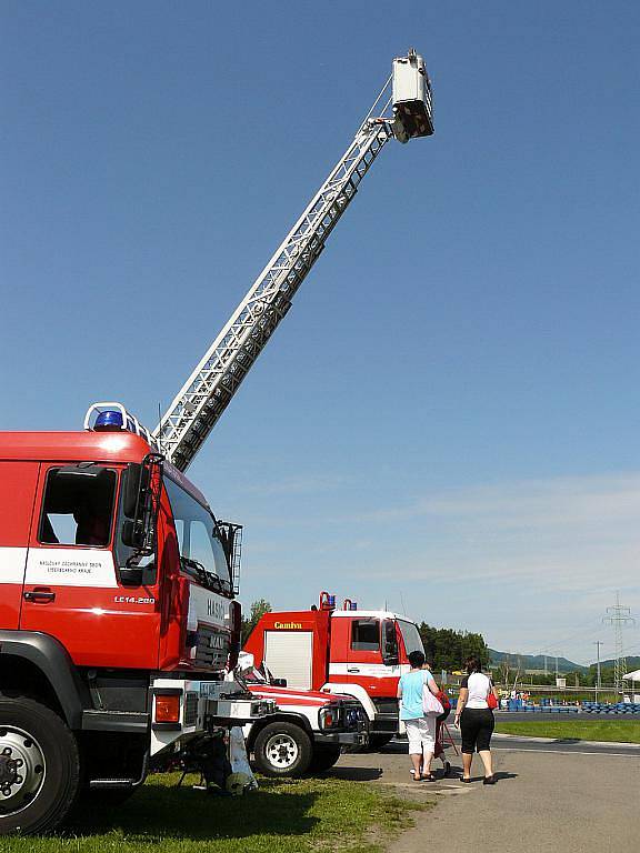 Zásahovou jednotka Policie ČR, psovody, pražskou jízdní policii a další složky integrovaného záchranného systému bylo možné v sobotu vidět na autodromu v Sosnové během devátého ročníku akce Den s policí.