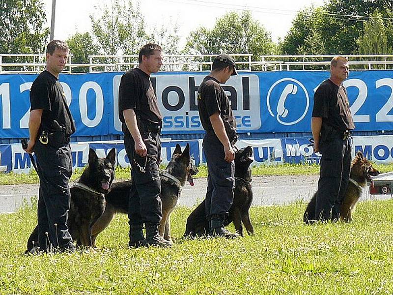 Zásahovou jednotka Policie ČR, psovody, pražskou jízdní policii a další složky integrovaného záchranného systému bylo možné v sobotu vidět na autodromu v Sosnové během devátého ročníku akce Den s policí.