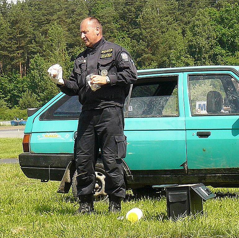 Zásahovou jednotka Policie ČR, psovody, pražskou jízdní policii a další složky integrovaného záchranného systému bylo možné v sobotu vidět na autodromu v Sosnové během devátého ročníku akce Den s policí.