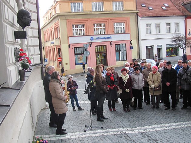 Státní hymnou v její původní historické podobě v podání pedagogů z českolipské základní umělecké školy začalo 7. března na českolipském náměstí tradiční veřejné setkání u busty T. G. Masaryka.