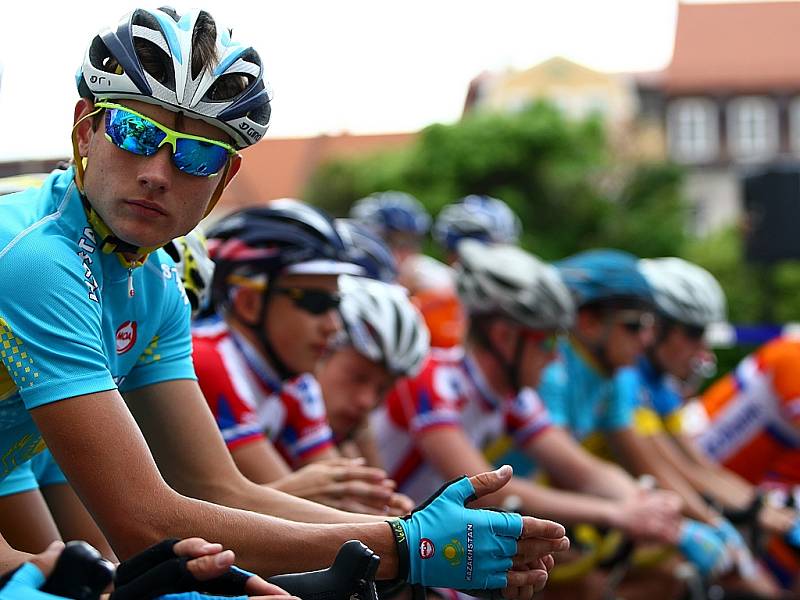 Takřka sto dvacet závodníků cyklistického Závodu míru juniorů se v pátek odpoledne postavilo na start k druhé etapě, jež byla zahájena na náměstí T.G.M. v České Lípě. 