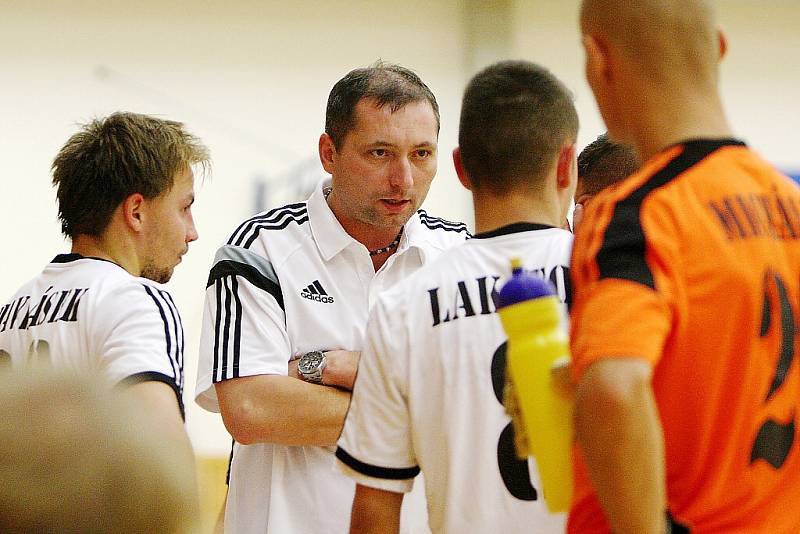 Domácí trenér Kruliš dává pokyny hráčům.