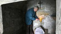 Význam Velikonoc si mohli lidé připomenout v areálu Božího hrobu v Mimoni. Na snímku Josef Pobuda ze Společenství historie Mimoně, Ralska a okolí.