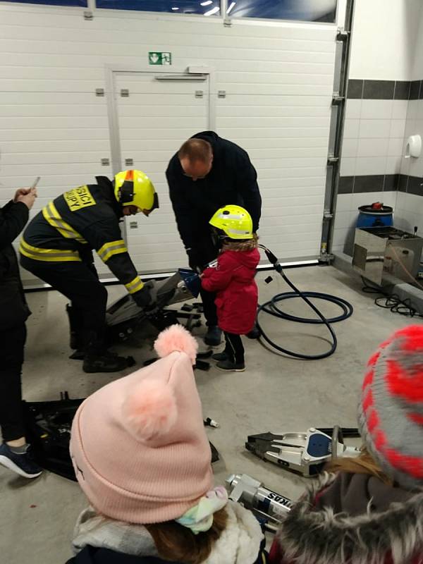 Mladí hasiči SDH Sloup v Čechách navštívili stanici dobrovolných hasičů v Zákupech.