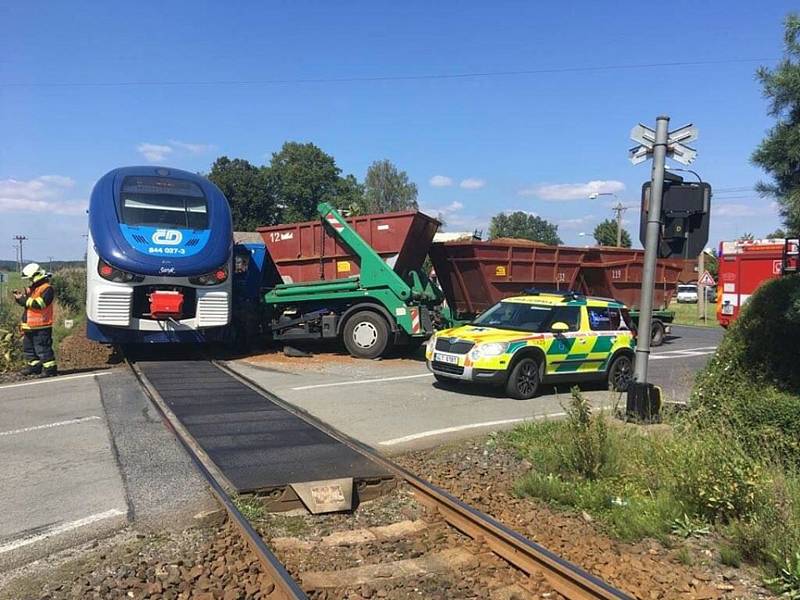 Střet vlaku a nákladního auta v Zákupech z loňského srpna.