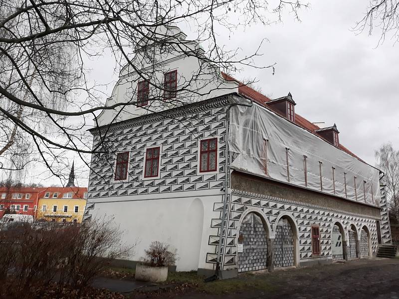 Letohrádek nazývaný Červený zámeček nebo Červený dům v centru České Lípy, italská renesance. Spravuje ho Vlastivědné muzeum a galerie Česká Lípa, které uvnitř má depozitáře a dílny.