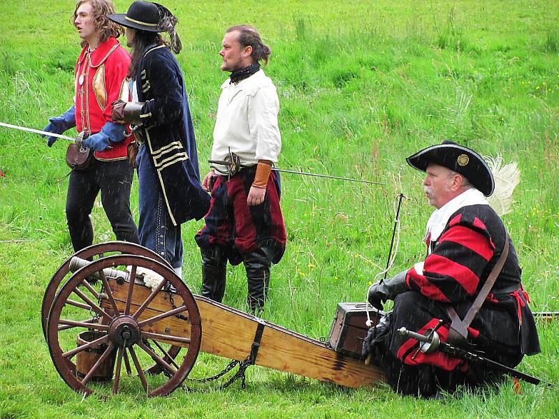 Skupina historického šermu Garde pořádala v sobotu tradiční Cvikovské hřmění - bitvu z období třicetileté války. 