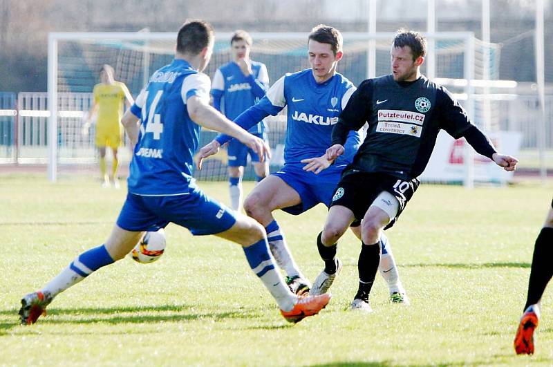 Česká Lípa - Velké Hamry 4:1 (2:1). Kýček s Vodrážkou se snaží zastavit akci hostujícího Hlubučka.