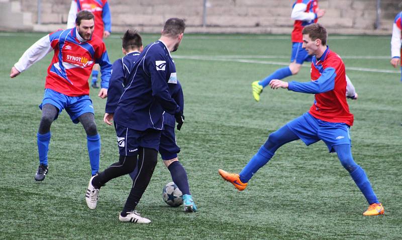 Vítězstvím 4:1 nad okresním sokem z Doks zahájil zimní fotbal turnaj O pohár města Děčína obhájce loňského prvenství, celek SK Skalice (v červeném). 