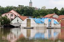 V Hoříně na Mělnicku bylo při červnové povodni až sedm metrů vody. Některým domům byl vidět jen štít střechy. Všichni obyvatelé byli evakuováni.  