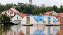 V Hoříně na Mělnicku bylo při červnové povodni až sedm metrů vody. Některým domům byl vidět jen štít střechy. Všichni obyvatelé byli evakuováni.  