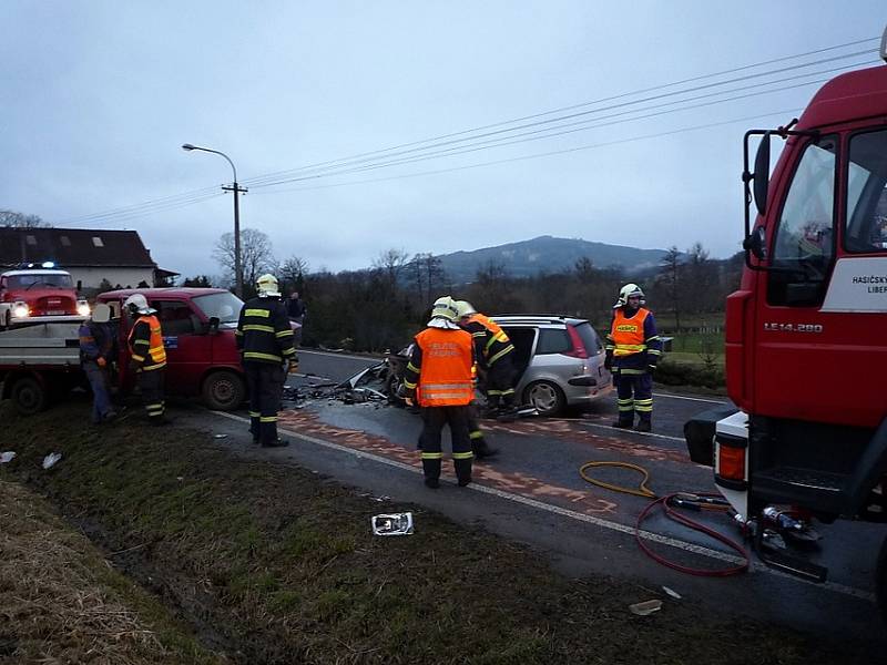 U vážné úterní nehody museli hasiči z České Lípy a Stružnice použít hydraulické vyprošťovací nástroje, aby dostali řidiče jednoho z vozů ven. Při srážce se zranili tři lidé, jeden těžce.