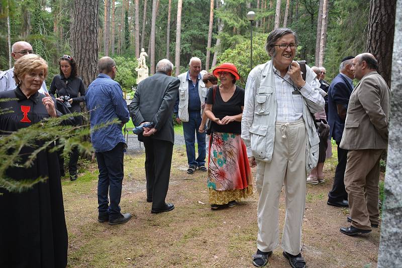 Symbolický hrob židovských obyvatel Nového Boru, kteří se během II. světové války stali oběťmi holocaustu, odhalili na novoborském Lesním hřbitově.