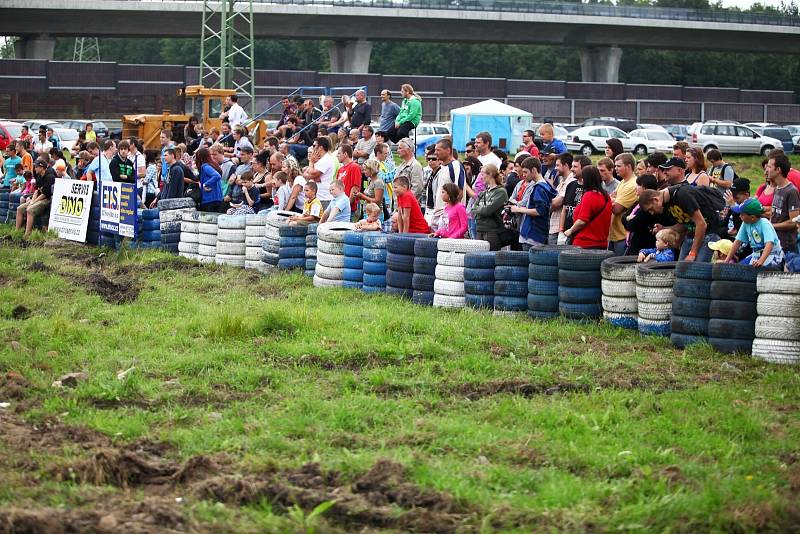 Destruction derby na autodromu. Den první.