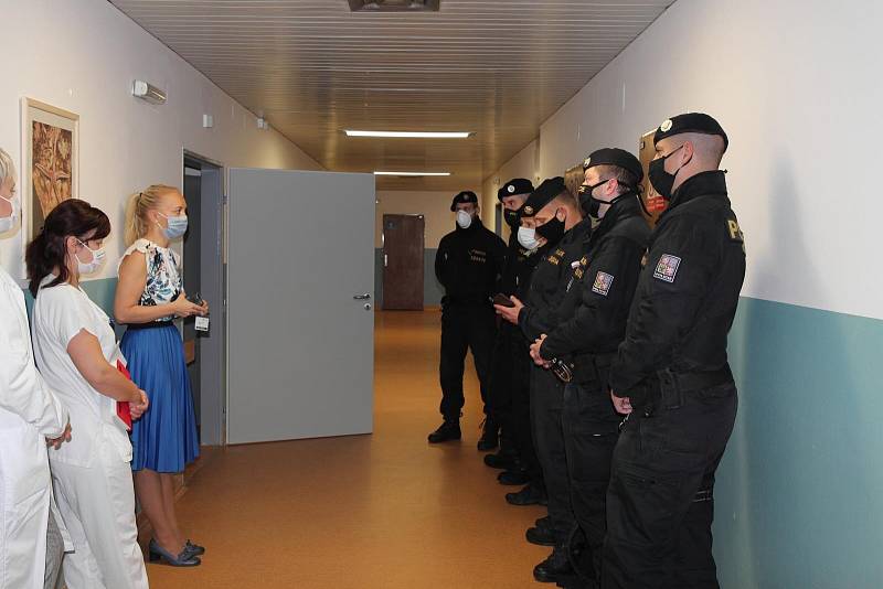 Policisté nastoupili do své první směny na covidovou jednotku českolipské nemocnice.