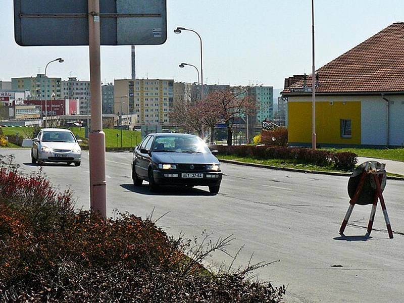 O víkendu byl omezený provoz na silnici I/9. Nepozorní motoristé často vjeli až na staveniště.