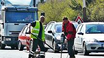 O víkendu byl omezený provoz na silnici I/9. Nepozorní motoristé často vjeli až na staveniště.