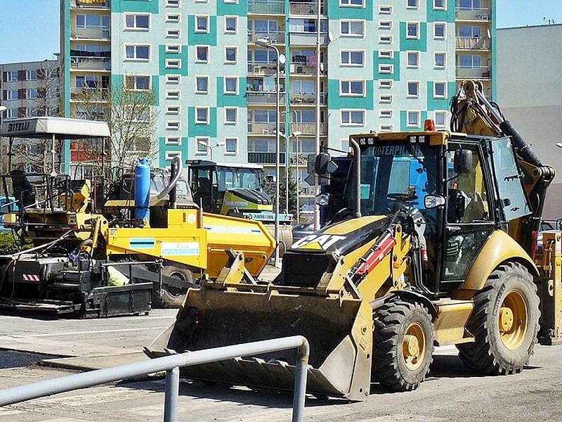 O víkendu byl omezený provoz na silnici I/9. Nepozorní motoristé často vjeli až na staveniště.