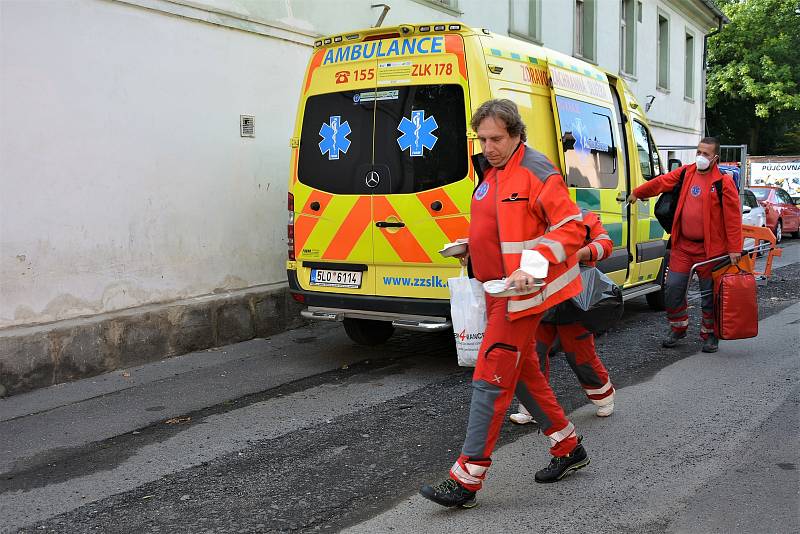 Mobilní očkovací tým Zdravotnické záchranné služby Libereckého kraje u českolipského Domu humanity.