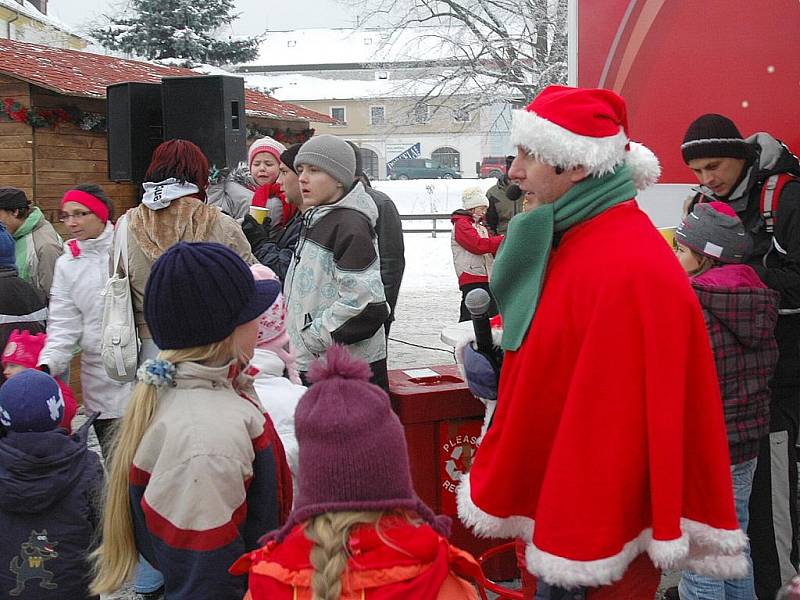 Novoborští zaplnili zdejší náměstí, aby se zejména děti mohly podívat na Santa Clause a posedět s ním v jeho saních. 