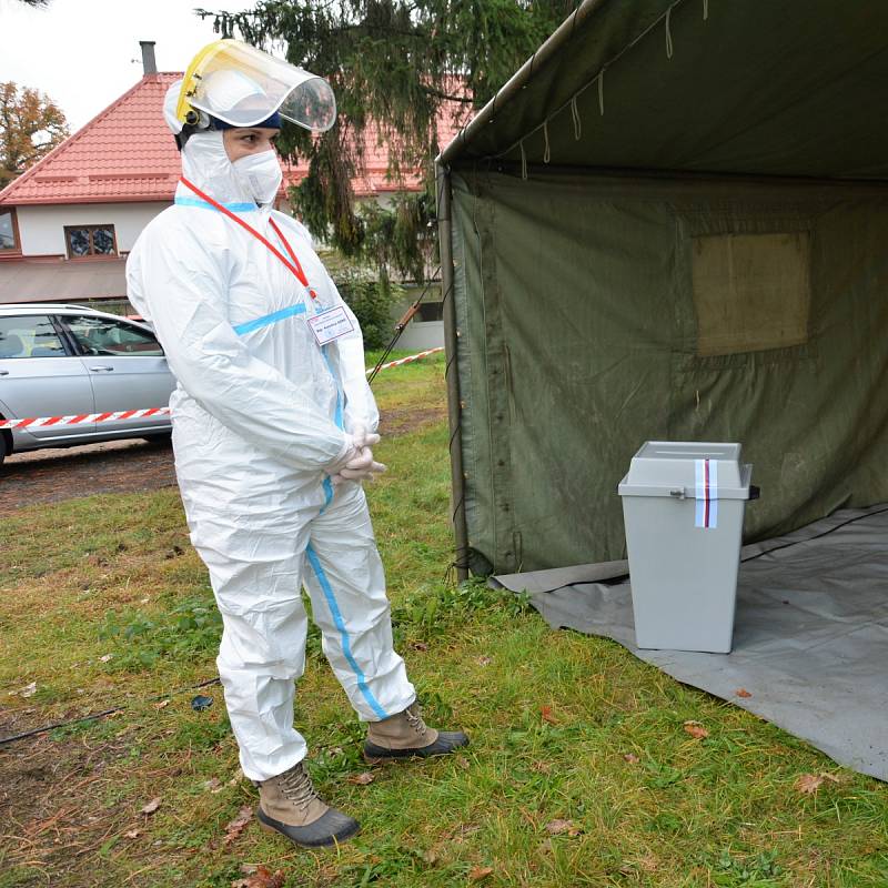 Volby na Českolipsku začaly. Hlasovat z auta mohou lidé v karanténě provizorní volební místo pro okres v Poříční ulici v České Lípě