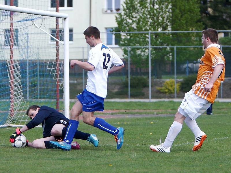 Zákupy - Bukovany 5:0. Hostující gólman Koldovský likviduje za asistence Vetešníka šanci Josefa Štummera.