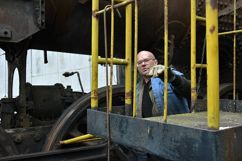 V Centru historických vozidel ČD v českolipském depu bylo v pátek 7. května rušno. Nadšenci zbavovali párou vzácný exemplář usazenin a rezu.