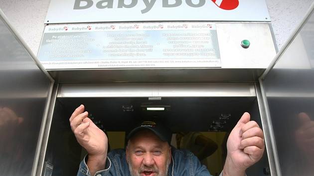 U montáže úplně nového zařízení nechyběl Ludvík Hess, zakladatel myšlenky babyboxů.
